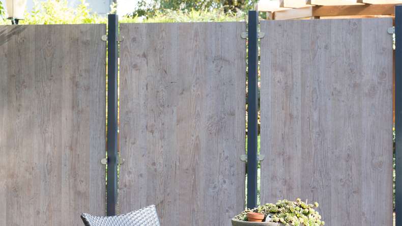 planeo Gardence Resistant - HPL-Sichtschutzzaun Hochkant - Holzoptik 90 x 180cm