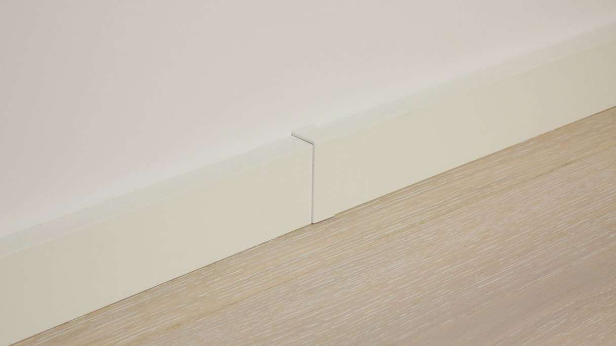 Pièce de raccord autocollante pour plinthe F100202M Modern White 18 x 80 mm (9062322001)