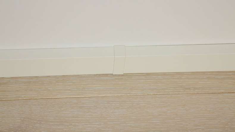 Pièce de raccord autocollante pour plinthe F100202M Modern White 18 x 80 mm (9062322001)
