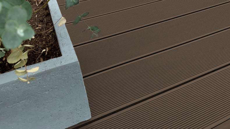 planeo Kit complet TitanWood 5m de structure en lames creuses rainurées brun foncé 55,5m² incl. Alu-UK