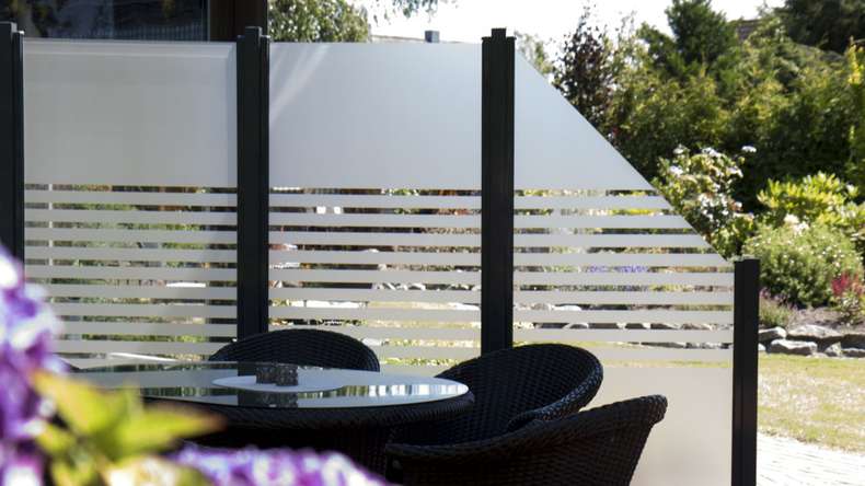 planeo Gardence Flair - Glas-Sichtschutz Schräg rechts Streifen 90 x 180 cm