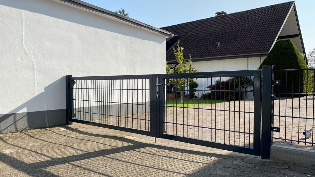 planeo Universaltor schwer 2-flg. Asymetrisch Anthrazit inkl. Torpfosten