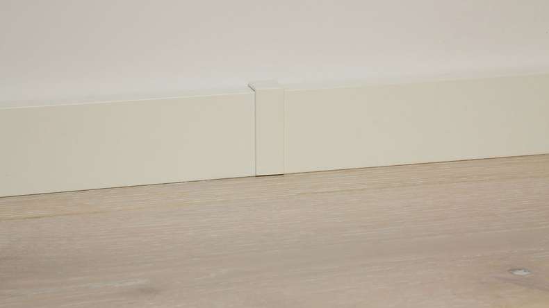 Pièce de raccord autocollante pour plinthe F100202M Modern White 18 x 80 mm (9062322001)