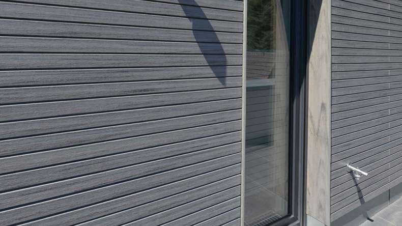 planeo Fassado - Rivestimento di facciata a fasce romboidali WPC grigio grafite