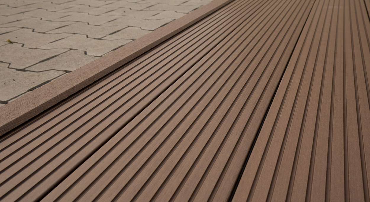 planeo WPC bande d'angle brun foncé pour planches de terrasse - 2,2m