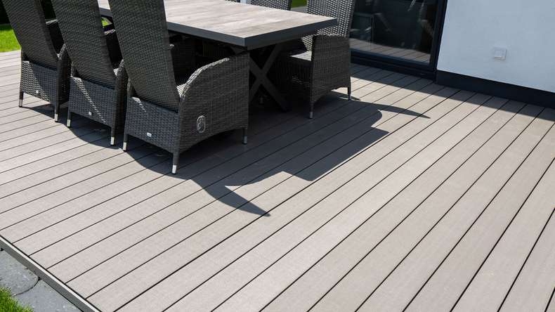 Komplett-Set TitanWood 3m Massivdiele Holzstruktur Hellgrau 9.2m² inkl. Alu-UK