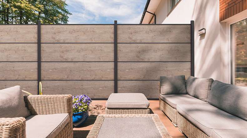 planeo Gardence Resistant - HPL-Steckzaun Holzoptik 180 x 183 cm