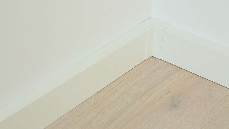 Innenecke selbstklebend für Fußleiste F100201M Modern Weiß 18 x 50 mm - 4St. (9062262001)