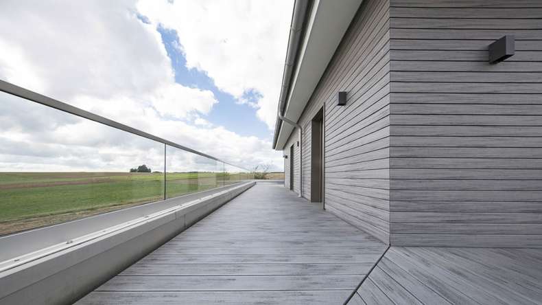planeo Fassado - Rivestimento di facciata a fasce romboidali WPC grigio grafite