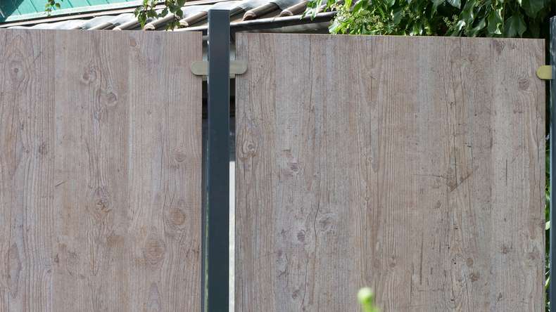 planeo Gardence Resistant - HPL-Sichtschutzzaun Hochkant - Holzoptik 90 x 180cm