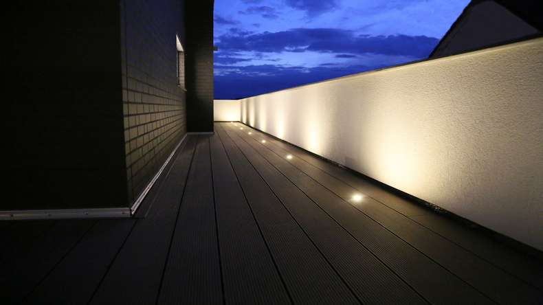 planeo Kit complet TitanWood 5m de structure en lames creuses rainurées brun foncé 55,5m² incl. Alu-UK