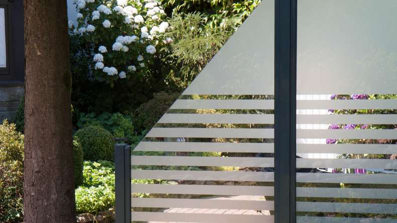 planeo Gardence Flair - Glas-Sichtschutz Schräg 90 x 180 cm