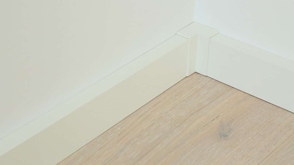Angle intérieur auto-adhésif pour plinthe F100201M Modern White 18 x 50 mm - 4pcs. (9062262001)
