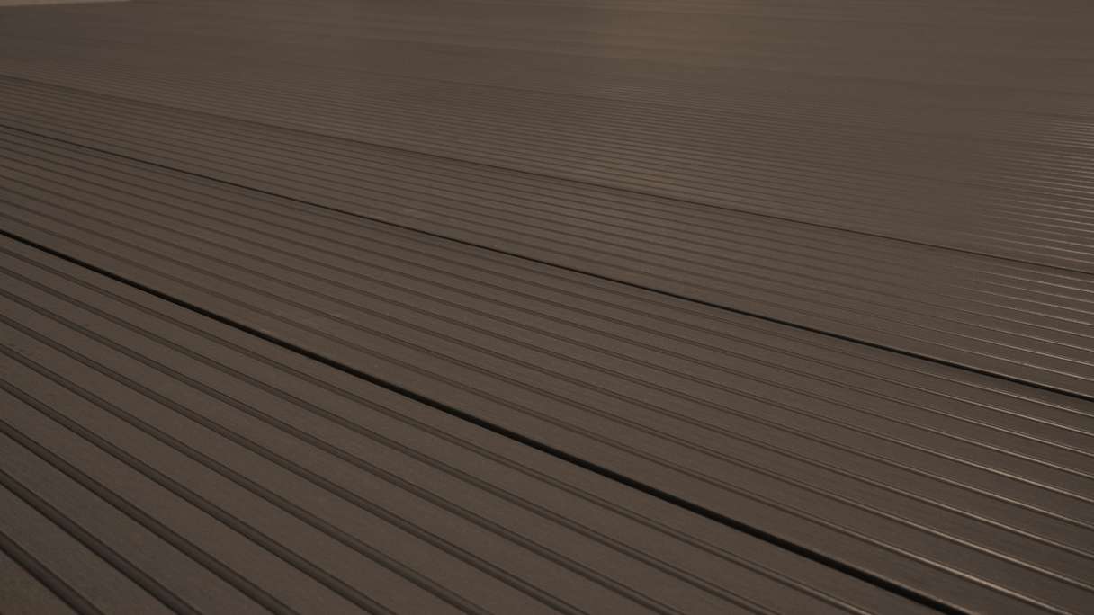 planeo Kit complet TitanWood 4m de structure en lames creuses rainurées brun foncé 41.2m² incl. aluminium-UK