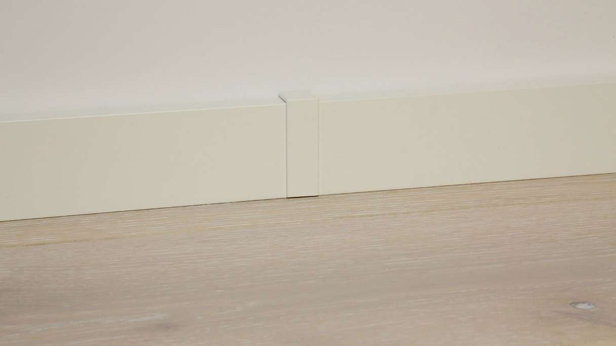 Pièce de raccord autocollante pour plinthe F100202M Modern White 18 x 80 mm (9062322001)