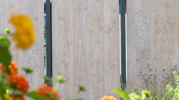 planeo Gardence Resistant - HPL-Sichtschutzzaun Hochkant - Holzoptik 90 x 180cm