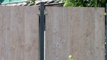 planeo Gardence Resistant - Clôture pare-vue HPL sur chant - aspect bois 90 x 180cm