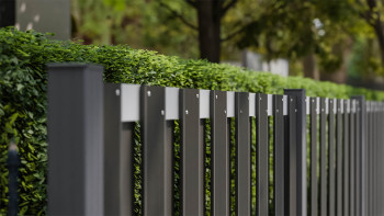 planeo Gardence Premade - Clôture de jardin BPC Clôture d'avant-cour Anthracite avec EV1 argent Traverse 180 x 90cm