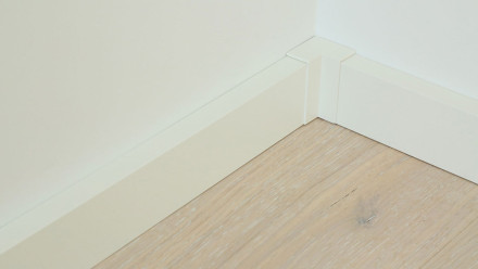 Angle intérieur auto-adhésif pour plinthe F100202M Modern White 18 x 80 mm